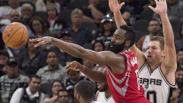TX01. SAN ANTONIO (ESTADOS UNIDOS), 09/11/2016.- James Harden (c) de Houston Rockets en acción ante David Lee (d) y Jonathon Simmons (i) de San Antonio Spurs hoy, miércoles 9 de noviembre de 2016, durante un partido de la NBA en San Antonio, Texas (Estados Unidos). EFE/DARREN ABATE