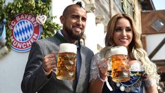 Bayern Munich&#039;s Chilean midfielder Arturo Vidal and his wife Maria Teresa Matus hold beer mugs as they pose during the traditional visit of members of German first division Bundesliga football club Bayern Munich at the Oktoberfest beer festival in Munich, southern Germany, on September 23, 2017. / AFP PHOTO / Christof STACHE