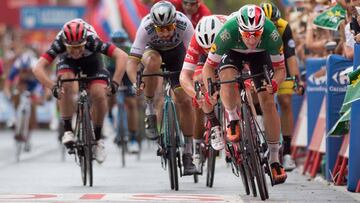 Quick - Step Floors&#039; Italian cyclist Elia Viviani (R) crosses the finish line winning the third stage of the 73rd edition of &quot;La Vuelta&quot; Tour of Spain cycling race, a 178.2 km route from Mijas to Alhaurin de la Torre, on August 27, 2018. (P