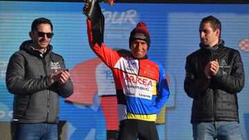 El ciclista colombiano del Ark&eacute;a-Samsic Nairo Quintana posa tras ganar la clasificaci&oacute;n general del Tour de La Provence de 2020.