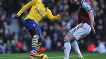 Walcott resucita al Arsenal, que ya es el líder en solitario