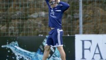 Charles con su nueva máscara durante un entrenamiento con el Real Club Celta de Vigo.