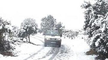 <b>LA META, IMPRACTICABLE. </b>En la foto de la izquierda se puede observar el aspecto de la carretera en la ascensión hacia la meta, en el Alto del Campello. El camino estaba impracticable debido al temporal de nieve que azotó ayer la zona.