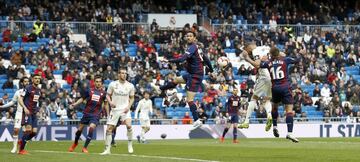 El 6 de abril de 2019 le marcó dos goles al Eibar en el Bernabéu. En la imagen, el 1-1.