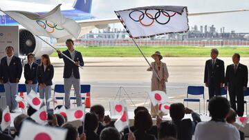 La gobernadora de Tokio Yuriko Koike posa con la bandera ol&iacute;mpica tras su llegada de los Juegos Ol&iacute;mpicos de R&iacute;o 2016.