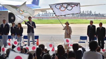 La gobernadora de Tokio Yuriko Koike posa con la bandera olímpica tras su llegada de los Juegos Olímpicos de Río 2016.