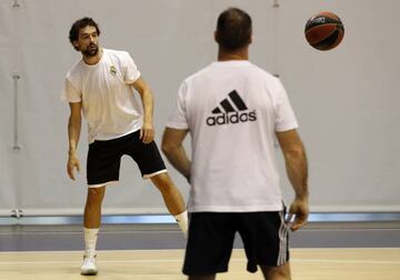 Sergio Llull, con Juan Trapero, el preparador físico del Real Madrid de baloncesto.