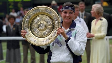 Conchita Mart&iacute;nez con el trofeo que le acredit&oacute; como ganadora de Wimbledon 1994.