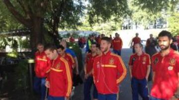 Los jugadores de la Roja, durante su paseo matutino.
