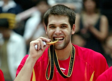 Con 26 años se hizo con el oro Mundial. Anunció su retirada de la Selección en septiembre de 2017 tras acumular diez medallas internacionales. Eterno capitán del Real Madrid, sumó más de 1.000 partidos con el equipo blanco. Es un estandarte del club. Se retiró en 2021.