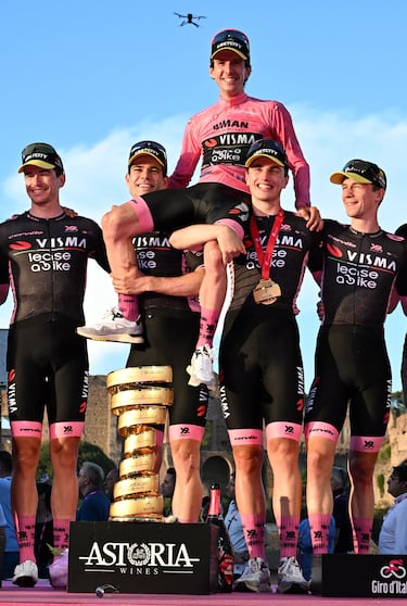 Yates celebra con los miembros de su equipo, el Visma-Lease, el Giro.