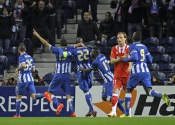 Eliaquim Mangala del Oporto celebra con sus compañeros de equipo el gol 1-0