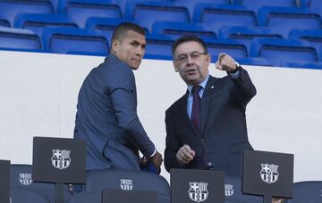 El defensa central colombiano de 26 años llega cedido, con opción a compra, procedente del Valencia. Primer fichaje de invierno para el FC Barcelona. En la foto con el presidente Josep María Bartomeu. 