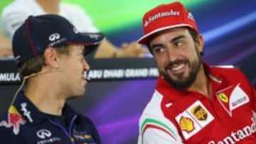 DISTENDIDOS. Vettel y Alonso charlan durante la rueda de prensa del GP de Abu Dhabi, en la que fueron los grandes protagonistas.