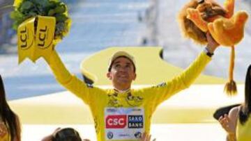 <b>AMRILLO. </b>Carlos Sastre con el maillot amarillo en el podio de los Campos Elíseos de París.