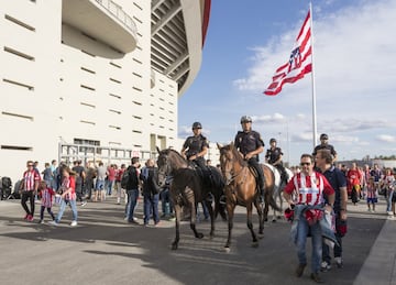 Desde las 10:00 de la mañana los aficionados atléticos celebran el estreno del nuevo estadio rojiblanco Wanda Metropolitano en los alrededores del estadio.