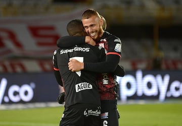 América logró su título 15 de Liga en la historia del FPC. El equipo de Juan Cruz Real perdió 0-2 ante los cardenales en Bogotá, pero ganó el trofeo tras quedarse 3-2 con el marcador global. 