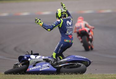 El de Honda ya haba tocado a Aleix Espargar mientras recuperaba posiciones porque haba recibido un 'ride through' tras la salida. Al pasar a Rossi, le empuj. Fue sancionado con 30 segundos.