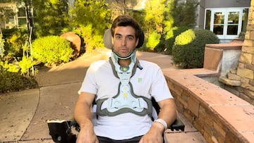 Adolf Silva en silla de ruedas hablando a cámara con un jardín de fondo