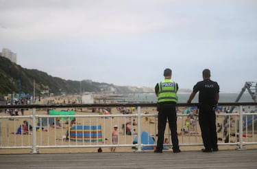 Caos en las playas británicas: masificación, puñaladas, peleas...