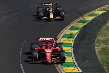 Carlos Sainz (Ferrari SF-24) delante de Max Verstappen (Red Bull RB20). Melbourne, Australia. F1 2024.