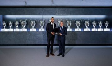 Florentino Pérez, presidente del Real Madrid, posa junto al nuevo fichaje del Real Madrid delante de todas las Champions League conseguidas por el conjunto blanco.