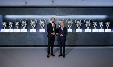Florentino Pérez, presidente del Real Madrid, posa junto al nuevo fichaje del Real Madrid delante de todas las Champions League conseguidas por el conjunto blanco.