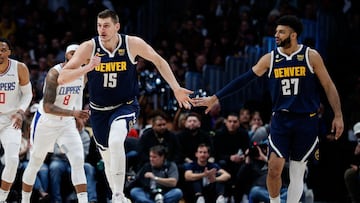 Nikola Jokic y Jamal Murray, jugadores de Denver Nuggets, se saludan durante el partido contra Los Angeles Clippers.