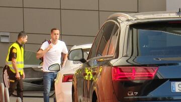 El vacile de Lucas Vázquez a Asensio: finge escupirle el coche