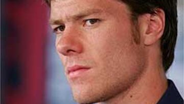 <b>SÁEZ.</B> Xabi Alonso ha expresado su satisfacción por la renovación del seleccionador, Iñaki Sáez.