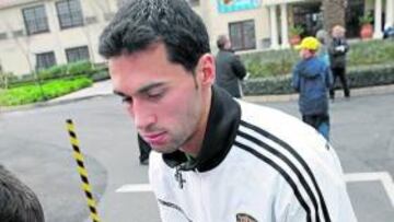 Arbeloa firma un autógrafo.