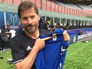 El actor que se encarga de personificar a Jaime Lannister,  se mostró fan del Oviedo en la final de la Champions. No obstante, su equipo preferido es el Leeds United. 