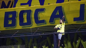 BUENOS AIRES, ARGENTINA - JANUARY 26: A fan of Boca Juniors cheers for his team during a match between Boca Juniors and Independiente as part of Superliga 2019/20 at Alberto J. Armando Stadium on January 26, 2020 in Buenos Aires, Argentina. (Photo by Marcos Brindicci/Getty Images)