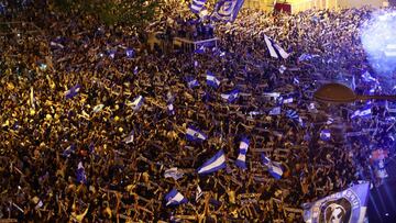 Los aficionados del Oporto celebran la consecución del título de liga portuguesa.