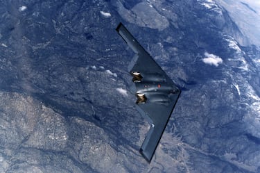 Bombardero furtivo B-2 de la USAF en vuelo.