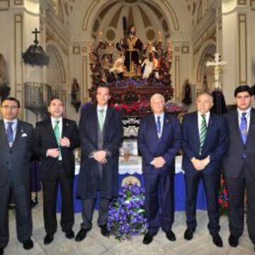 El Betis realizó ayer la tradicional ofrenda floral al Cristo de la Misión en la parroquia de San Antonio María Claret de Sevilla. La Archicofradía de la Misión realizó ayer su estación de penitencia por las calles del barrio de Heliópolis. Hubo representación verdiblanca en el acto. Hoy, el choque tiene más sabor a Semana Santa que nunca.