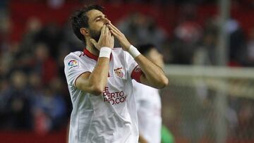 Nico Pareja celebra su gol con el Sevilla ante el Valencia. 