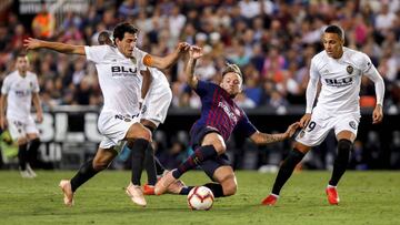 Rakitic durante un choque del partido contra el Valencia.