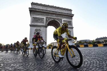 Bernal paints the Arc de Triomphe yellow, blue and red