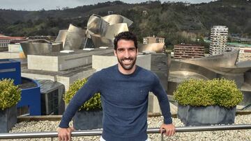 Raúl García, frente al museo Guggenheim