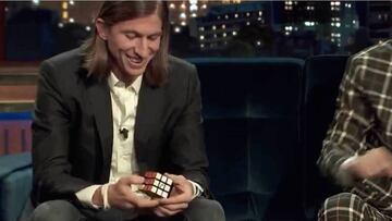 Filipe Luis, crack total: hace el cubo de Rubik en directo en TV