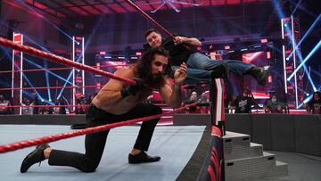 Dominick ataca a Seth Rollins durante Raw.