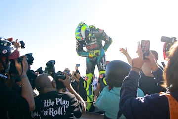 Alegría de Valentino Rossi tras su última carrera. El Doctor, el más grande, el heptacampeón de la categoría, nos deja. El italiano lo  ha hecho con una de sus mejores carrreras de la temporada, finalizando décimo.