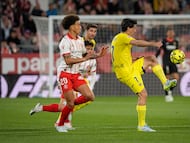 GIRONA (CATALUÑA), 06/04/2026.- El centrocampista belga del Girona Axel Witsel (i) disputa un balón ante el delantero del Villarreal Gerard Moreno durante el partido de la jornada 30 de LaLiga EA Sports que disputan el Girona FC y el Villarreal CF este lunes, en el Estadio Montilivi de Girona (Cataluña). EFE/ David Borrat