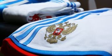 Adidas presenta la segunda equipación de Rusia para el Mundial de Brasil 2014. La característica innovadora del uniforme es su increíble ligereza. El peso neto del conjunto uniforme es sólo 320 gramos, que es 40% más ligero que el anterior en 2012 (510 gramos).
