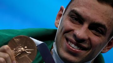 EVE1100. TOKIO, 27/07/2021.- Fernando Sheffer de Brasil posa con la medalla de bronce en los 200m estilo libre masculino de nataci&oacute;n por los Juegos Ol&iacute;mpicos 2020, este martes en el Centro Acu&aacute;tico de Tokio (Jap&oacute;n). EFE/ Fernando Bizerra