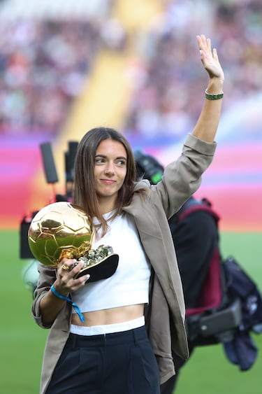 La jugadora del FC Barcelona y de España, Aitana Bonmatí, ofrece a la afición el Balón de Oro que la reconoce como la mejor jugadora de fútbol del mundo de 2023.