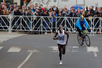 El keniata Geoffrey Kamworor ganador de la carrera de Profesionales masculinos. 