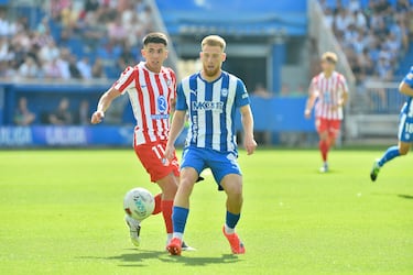El centrocampista alavesista ya no srprende a nadie. Llegó sin hacer ruido del Racing de Ferrol, hace unas temporadas, y en Vitoria está demostrado que es un jugador muy importante. Siempre decide bien y tiene gol.