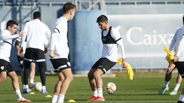 Pablo Chavarr&iacute;a, durante un entrenamiento con el M&aacute;laga.